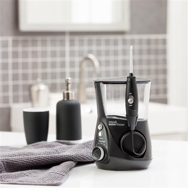 Schwarze Ultra Professional Mit Chrom Munddusche WP-672 in Badezimmer