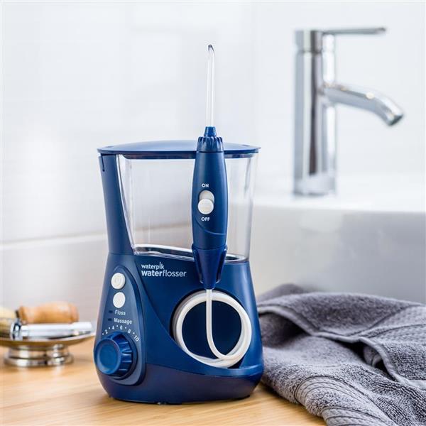 Blaue Ultra Professional Munddusche WP-663 in Badezimmer