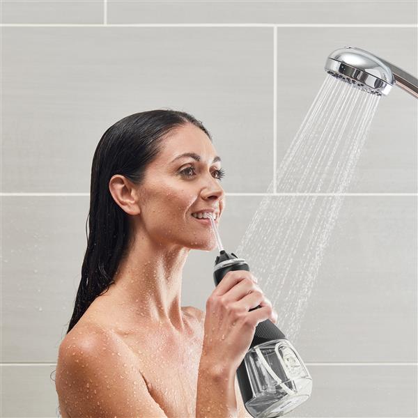 Verwendung der Schwarz Cordless Advanced 2.0 Kabellose Munddusche WP-582 unter der Dusche