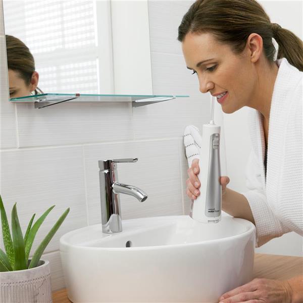 Verwendung der weißen WF-03 Cordless Freedom Munddusche