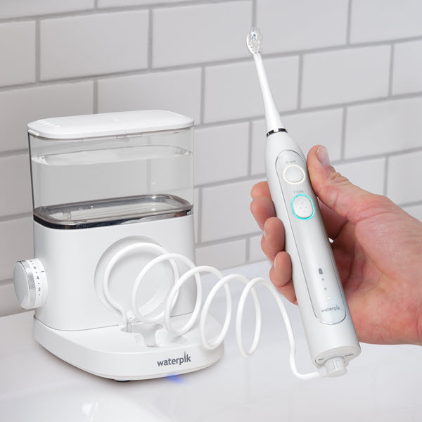 Tasten am Griff der Waterpik Sonic-Fusion Zahnbürste mit
Munddusche