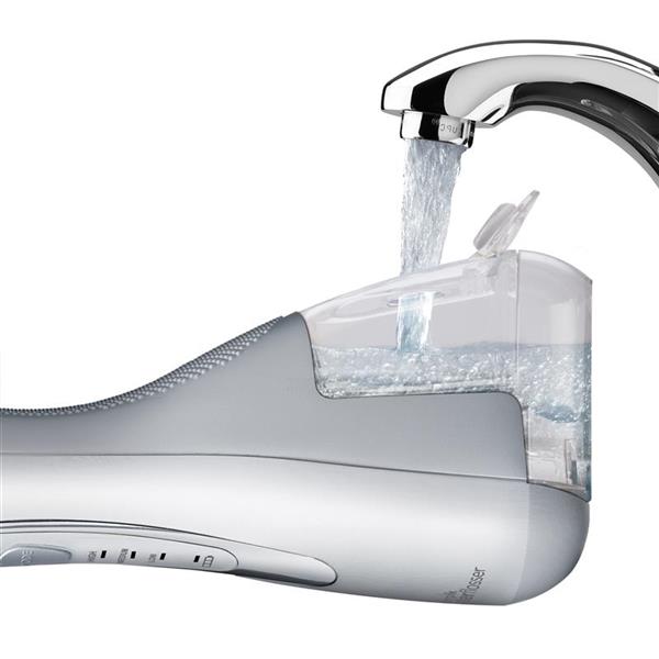 Auffüllen des Wassertanks – Weiße WP-560 Cordless Advanced Munddusche