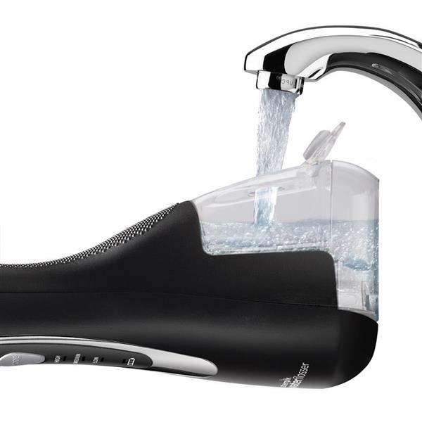 Auffüllen des Wassertanks – Schwarze WP-562 Cordless Advanced Munddusche