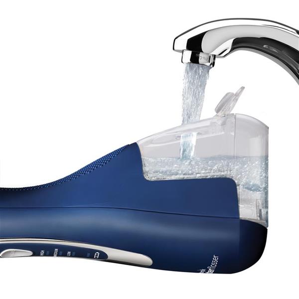 Auffüllen des Wassertanks – Blaue WP-563 Cordless Advanced Munddusche