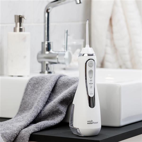 Weiße Cordless Advanced Munddusche WP-560 in Badezimmer