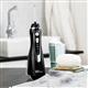 Schwarze Cordless Advanced Munddusche WP-562 in Badezimmer