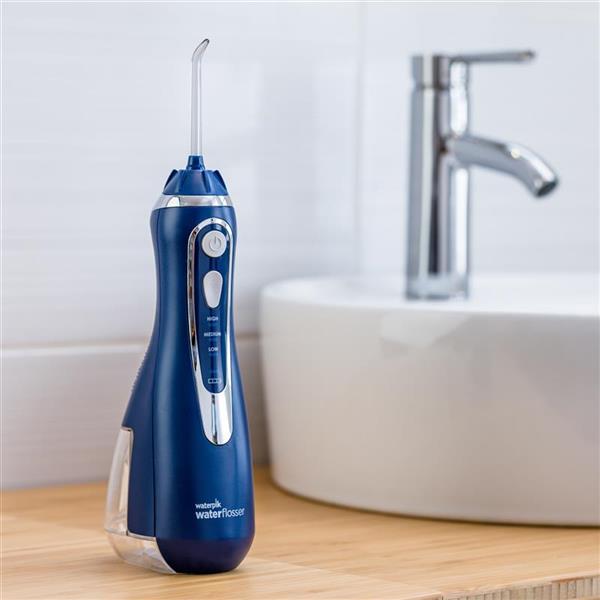 Blaue Cordless Advanced Munddusche WP-563 in Badezimmer