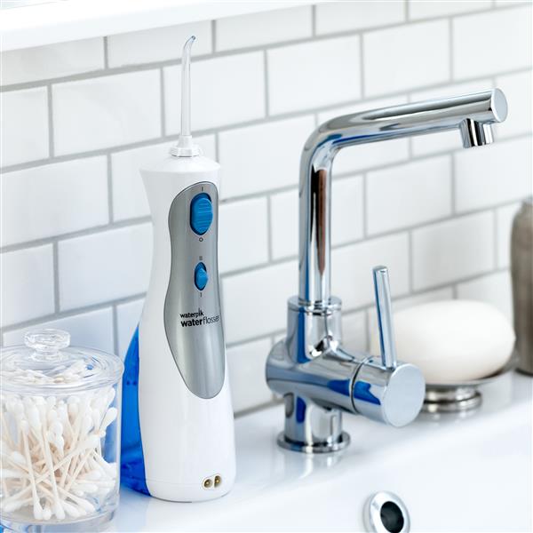 Cordless Plus Munddusche WP-450 Weiß in Badezimmer