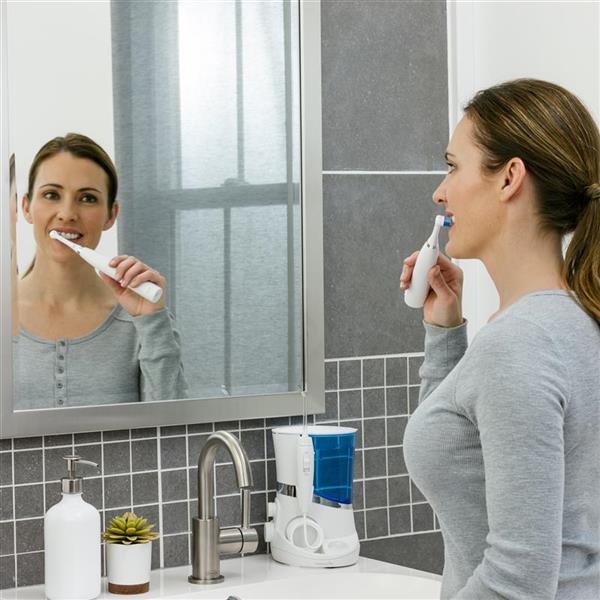 Verwendung der weißen Complete Care 5.5 Zahnbürste