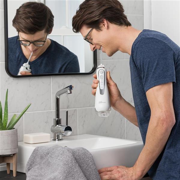 Verwendung der weißen WP-560 Cordless Advanced Munddusche