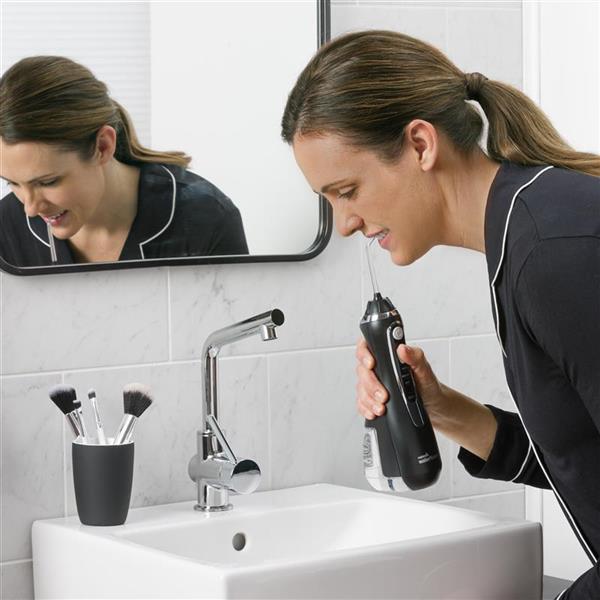 Verwendung der Schwarzen WP-562 Cordless Advanced Munddusche