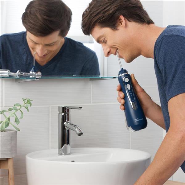 Verwendung der Blauen WP-563 Cordless Advanced Munddusche